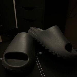 Yeezy Slides Onyx size 9 WORN w/ box